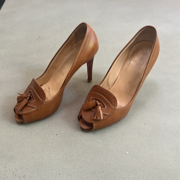 CHRISTIAN LOUBOUTIN CAMPUS Tasseled Platform Tan Leather Pump - Picture 3 of 7